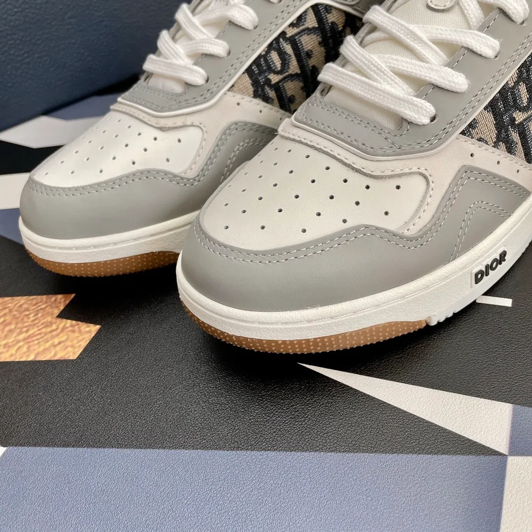 👟👟Ex-factory price 480👟👟 Women's shoes, women's clothing, men's +10 (3d printing +20) Dior Dior🔥Counter genuine products 1-1 Top version (you can compare with the original version) The top version is made, not blown out👍👫Contrast color positioning and splicing design! Fashionable and casual personality! Look like a goddess on your feet! Simple line design, three-dimensional cutting, super invincible and stylish, looks good no matter how you match it. The super popular elements and colors make the whole set youthful and beautiful. It can easily catch the eye in the crowd. It is casual, comfortable, fashionable and versatile, a high-quality casual suit with no sense of age. ✅Fabrics: imported first-layer cowhide + high-tech laser technology. ✅Inner lining: imported transparent silk fabric. ✅Feet: original molded feet. ✅Outsole: original molded 1:1 two-color T👟👟factory price U outsole ✅Method: original 1:1 full set of lasts ✅Female size: 35～40 ✅Male size: 38～45